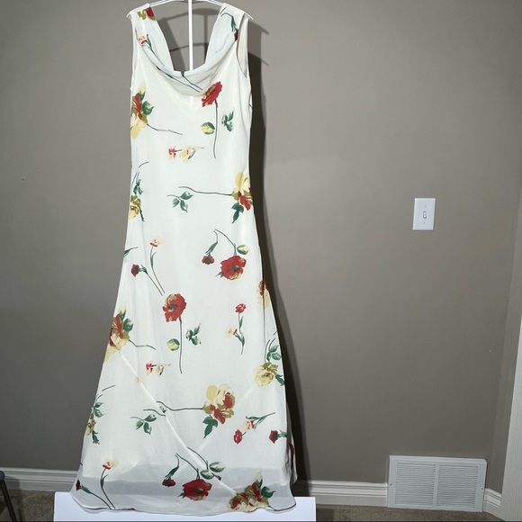 Meadow Lane Dresses & Skirts - Meadow Lane White with rose floral print drop neck sleeveless maxi dress sz M